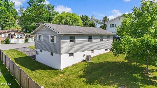 129 Cherrywood LN, Bristol, TN 37620