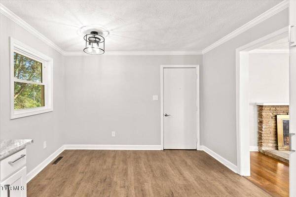 301 Carolyn CIR, Bristol, TN 37620