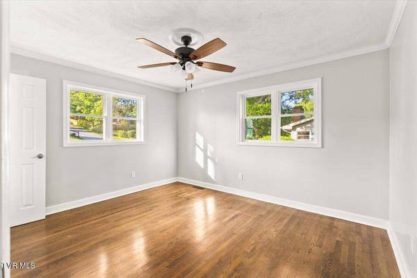 301 Carolyn CIR, Bristol, TN 37620