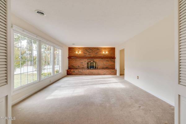 2460 Wildwood DR, Kingsport, TN 37660