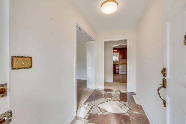 2460 Wildwood DR, Kingsport, TN 37660