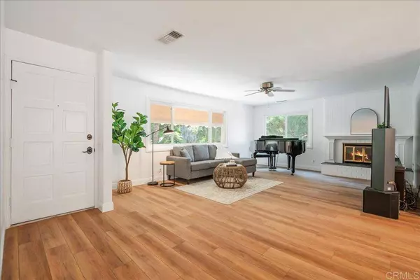 1210 Dolphin CIR, Vista, CA 92084