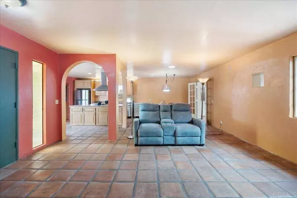 1140 Tower DR, Vista, CA 92083