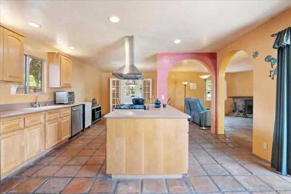 1140 Tower DR, Vista, CA 92083