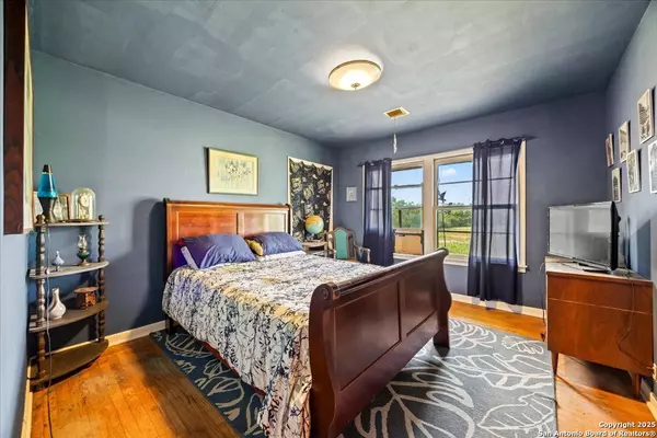 11295 Loop 107, Adkins, TX 78101