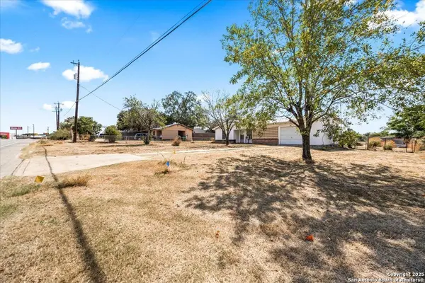 19239 McDonald, Lytle, TX 78052