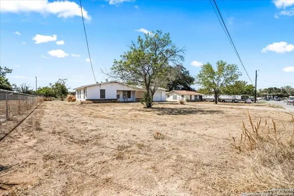 19239 McDonald, Lytle, TX 78052