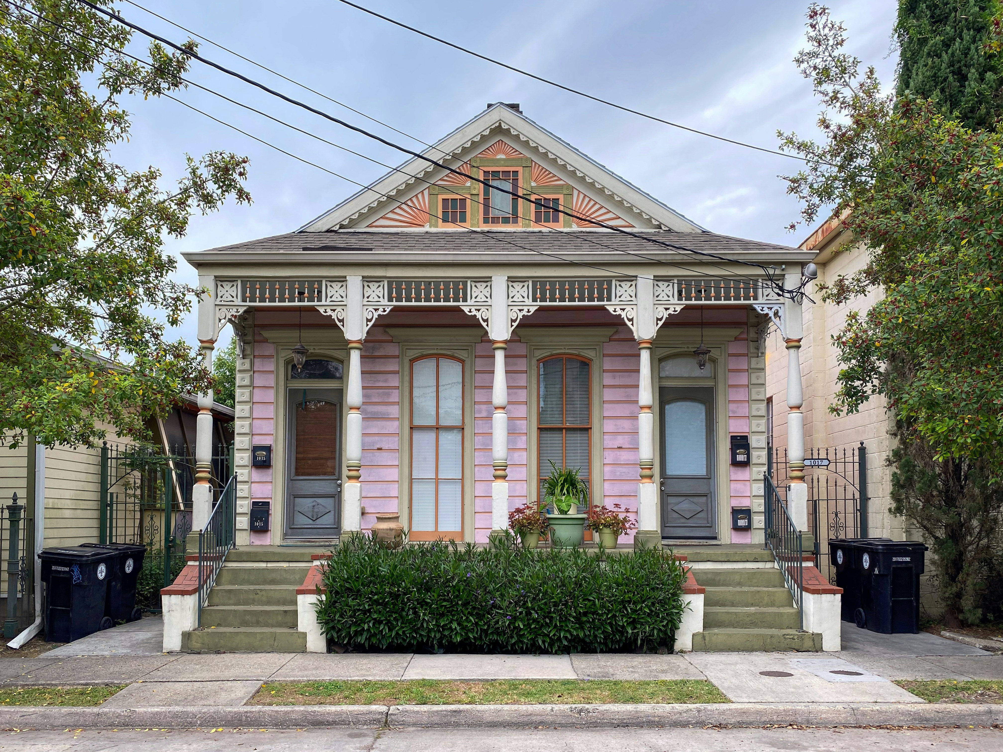 Colorful Victorian shotgun houses in the Irish Channel, New Orleans