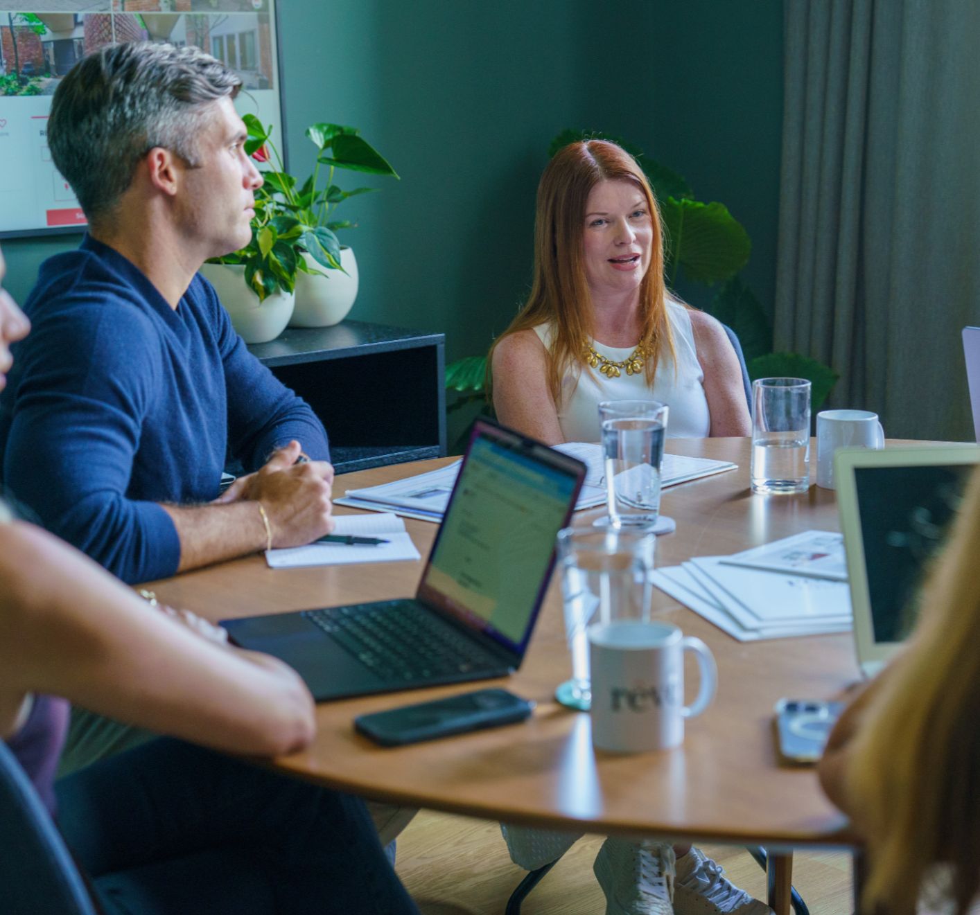 Rêve agents meeting around a table