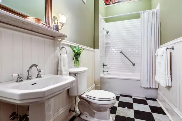 4117 Perrier St New Orleans 70115 - Claudette Bath