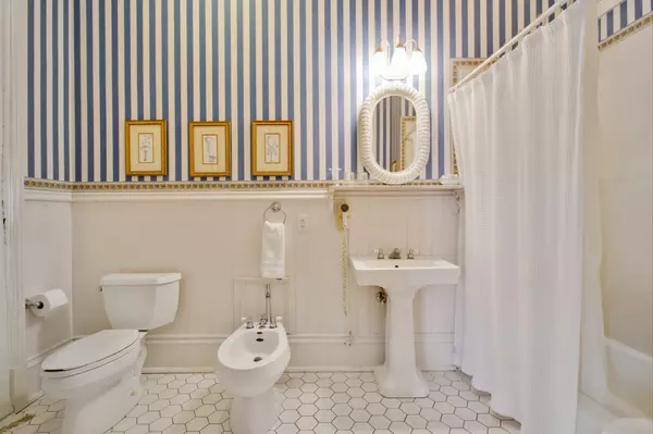 4117 Perrier St New Orleans 70115 - Dolly Bath