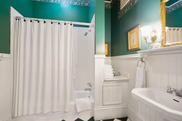 4117 Perrier St New Orleans 70115 - Pearl Bath