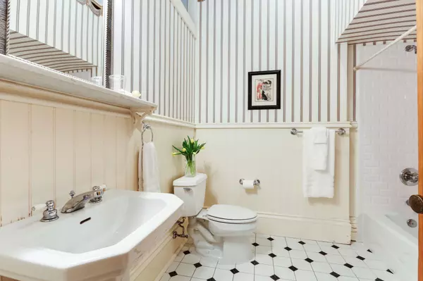 4117 Perrier St New Orleans 70115 - Desiree Bath 1