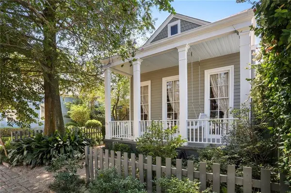 826 CONSTANTINOPLE ST, New Orleans, LA 70115