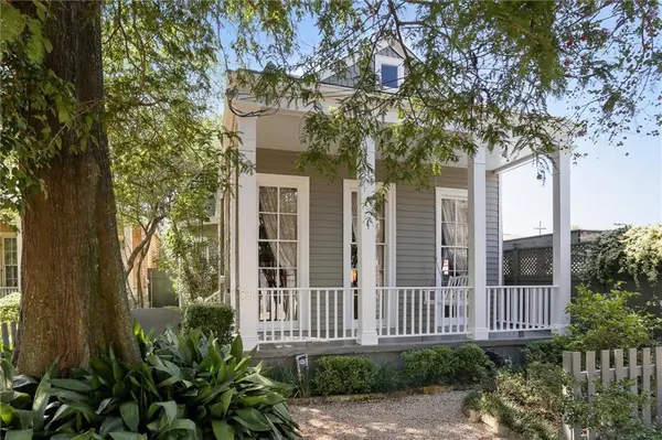 826 CONSTANTINOPLE ST, New Orleans, LA 70115