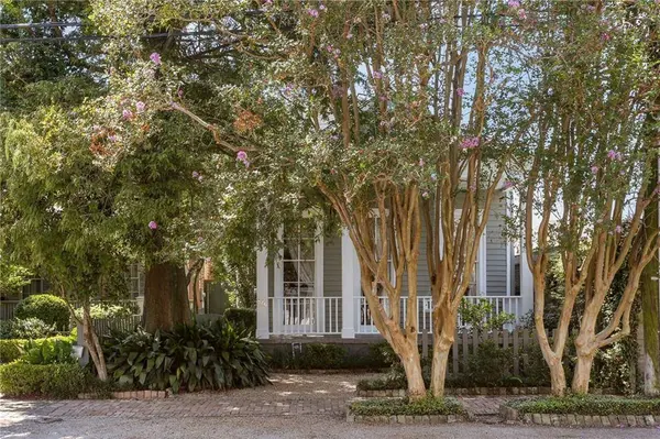 826 CONSTANTINOPLE ST, New Orleans, LA 70115