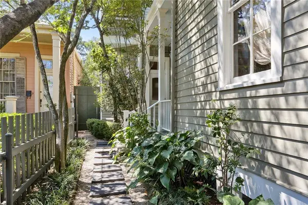 826 CONSTANTINOPLE ST, New Orleans, LA 70115