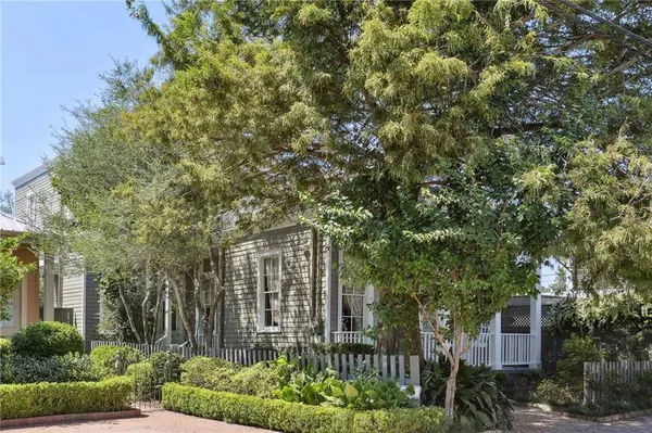 826 CONSTANTINOPLE ST, New Orleans, LA 70115