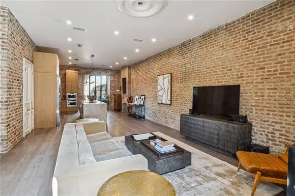 1132 TCHOUPITOULAS ST, New Orleans, LA 70130