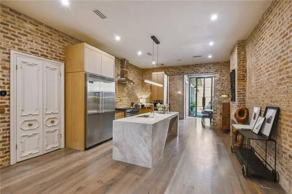 1132 TCHOUPITOULAS ST, New Orleans, LA 70130