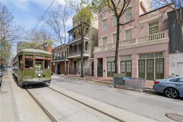 828 ST CHARLES AVE #4, New Orleans, LA 70130