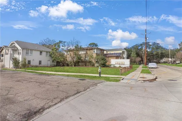 4402 FONTAINBLEAU DR, New Orleans, LA 70125