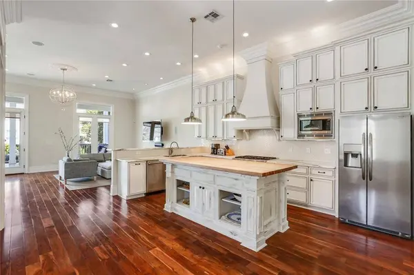 6075 LAUREL ST, New Orleans, LA 70115