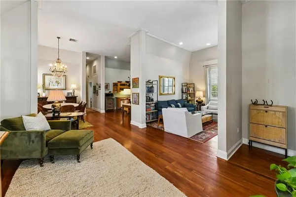 818 CONSTANTINOPLE ST, New Orleans, LA 70115