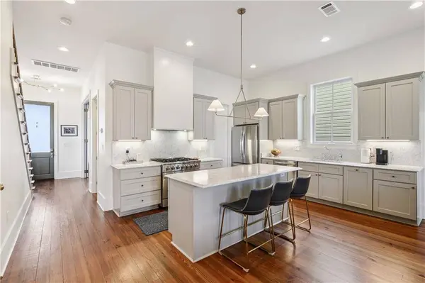 3801 ANNUNCIATION ST, New Orleans, LA 70115