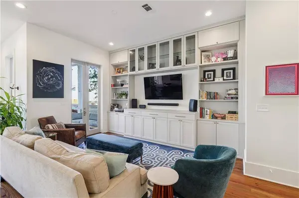 3801 ANNUNCIATION ST, New Orleans, LA 70115