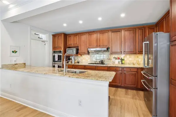 132 ATHANIA Pkwy, Metairie, LA 70001