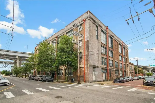 1111 S PETERS ST #405