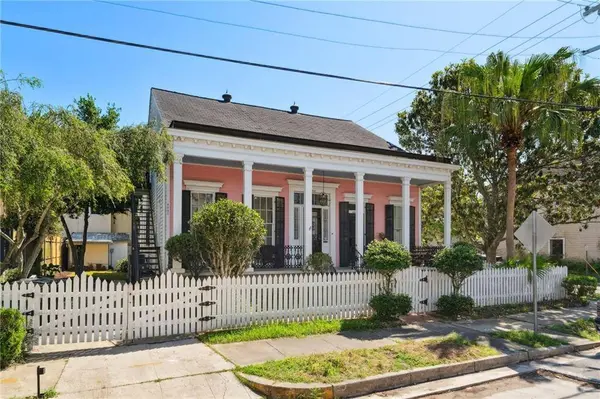 8205 MAPLE ST, New Orleans, LA 70118