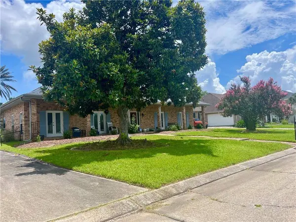 3601 LAKE CATHERINE DR, Harvey, LA 70058