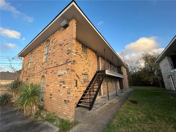 2009 PLAZA DR, Chalmette, LA 70043