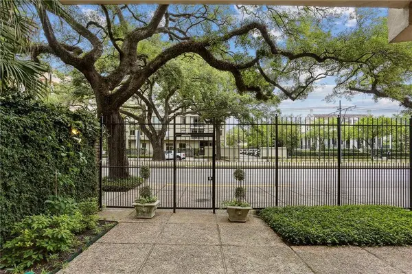 2511 ST CHARLES AVE #302, New Orleans, LA 70130