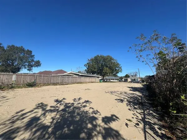 8008 VERSAILLES ST, Metairie, LA 70003