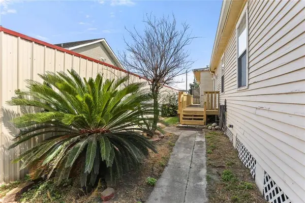 2546 ELDER ST, New Orleans, LA 70122