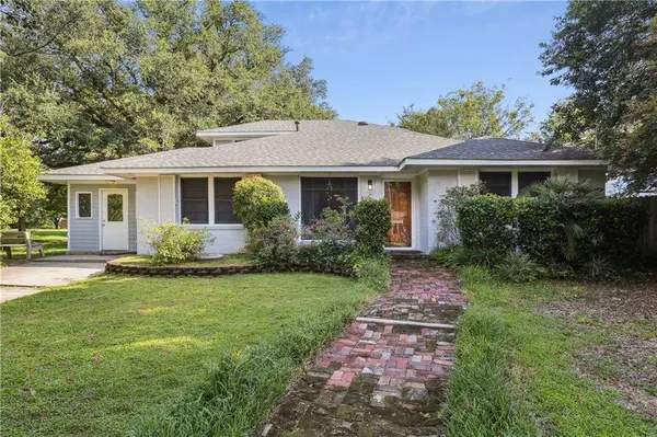 9 CHATHAM DR, New Orleans, LA 70122