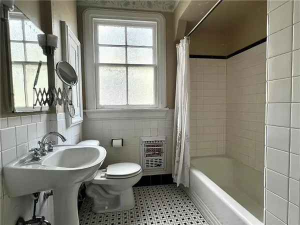 4428 FONTAINEBLEAU DR, New Orleans, LA 70125