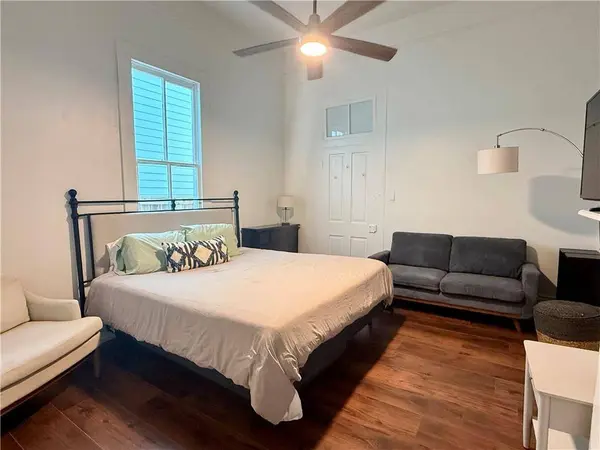 3725 ANNUNCIATION ST, New Orleans, LA 70115