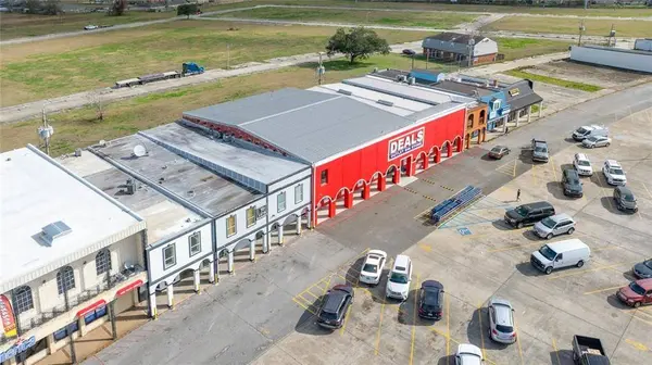 8817 W JUDGE PEREZ DR, Chalmette, LA 70043