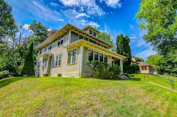 445 Lexington Pkwy S, Saint Paul, MN 55105