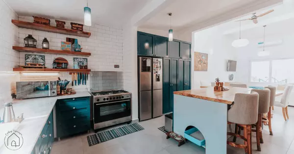 Combining Function and Style on Open Shelves