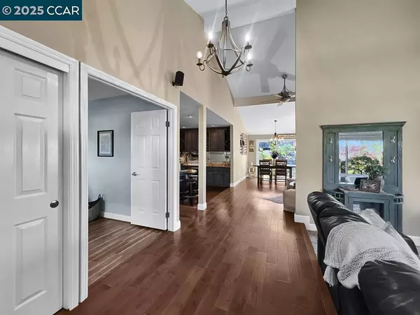 14 Mt Eden Pl, Clayton, CA 94517