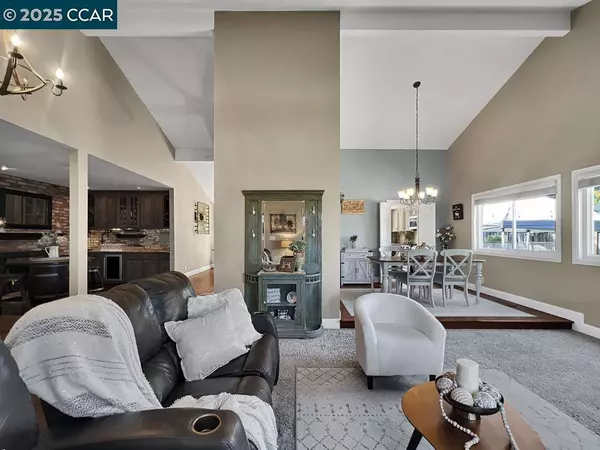 14 Mt Eden Pl, Clayton, CA 94517