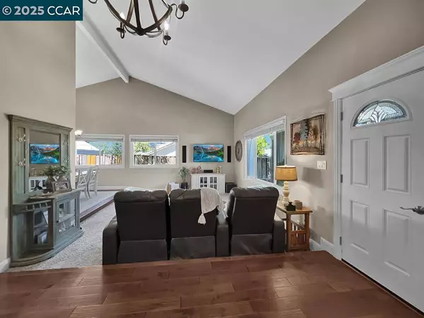 14 Mt Eden Pl, Clayton, CA 94517