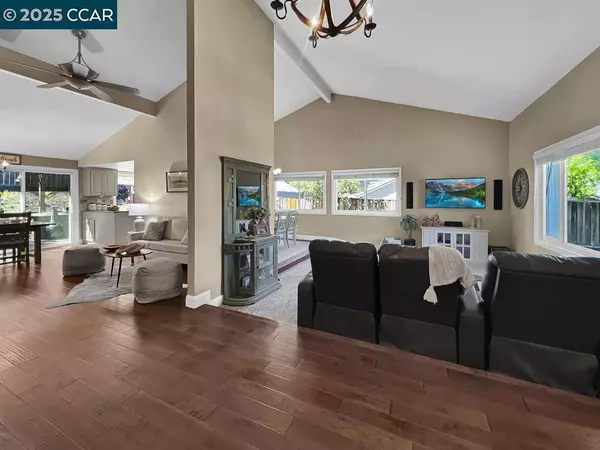 14 Mt Eden Pl, Clayton, CA 94517