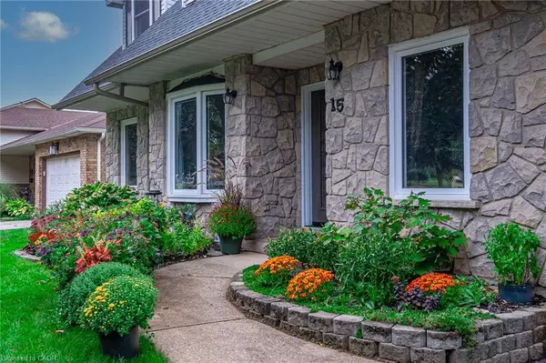 15 Blue Forest Drive, Grimsby, ON L3M 4R4