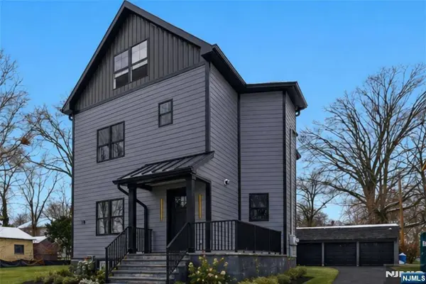 28 1/2 Irving ST, Montclair, NJ 07042